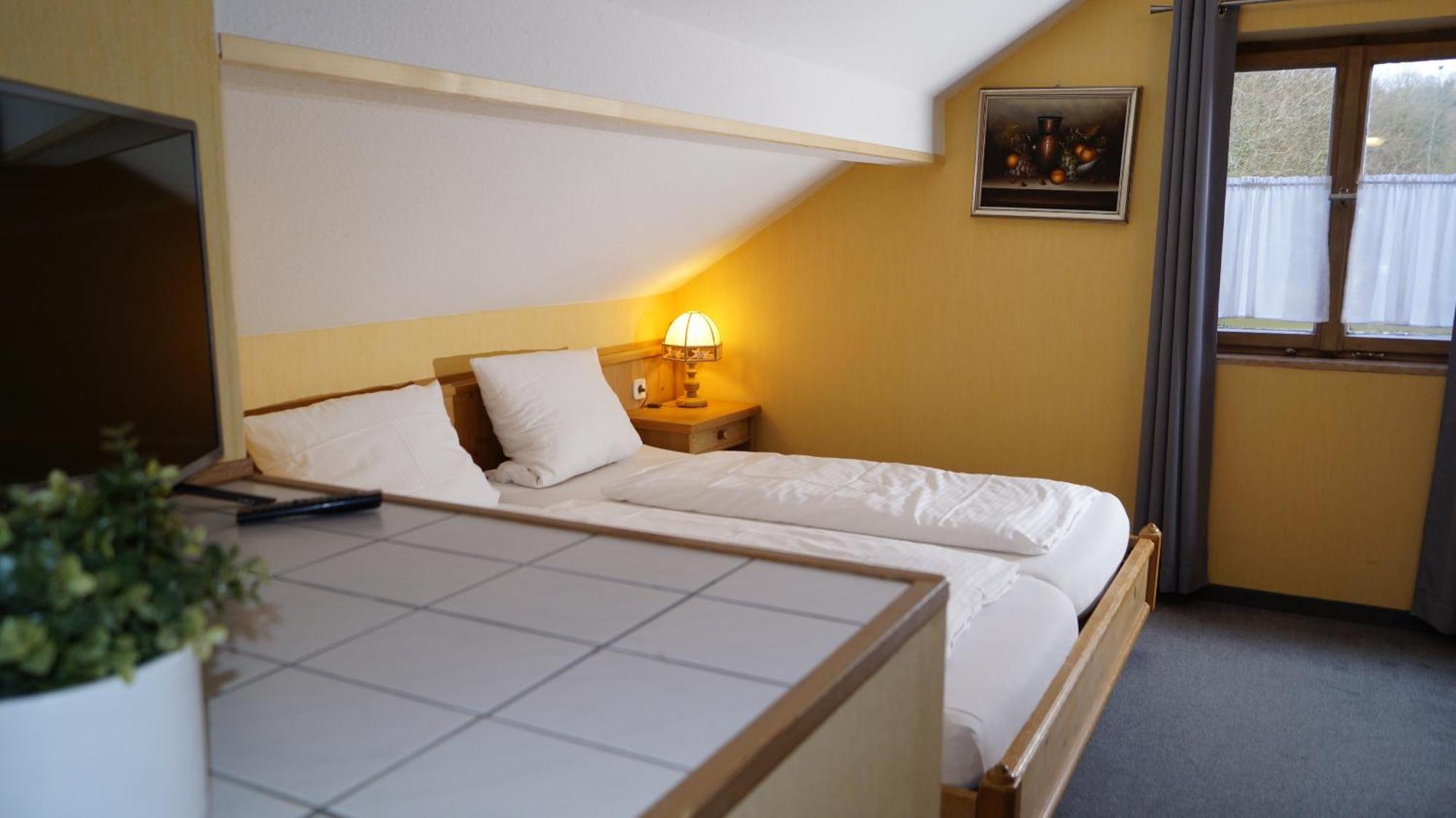 Landgasthof Falken Huttlingen Номер фото
